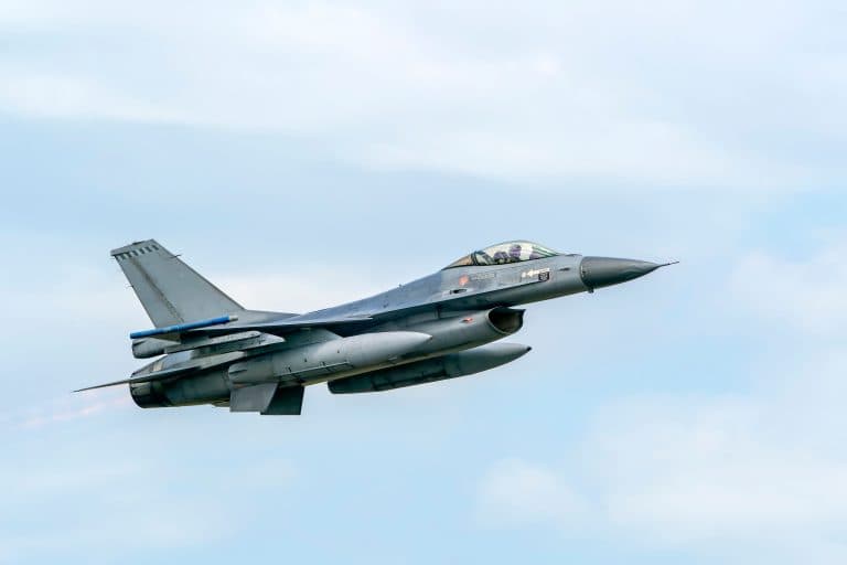 Șeful Armatei oferă detalii despre echipajul F-16 care a doborât drona