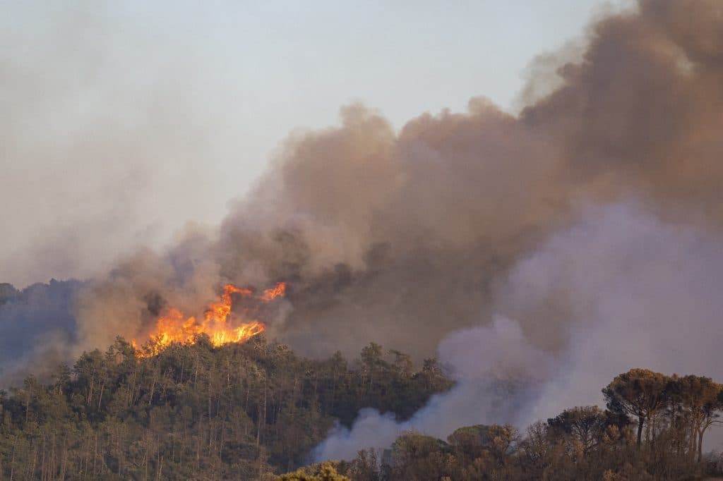 Incendiul de vegetaţie din Catalonia afectează 45.000 de rezidenţi