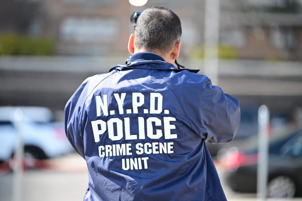 Poliția din New York caută un bărbat mascat implicat într-un atac