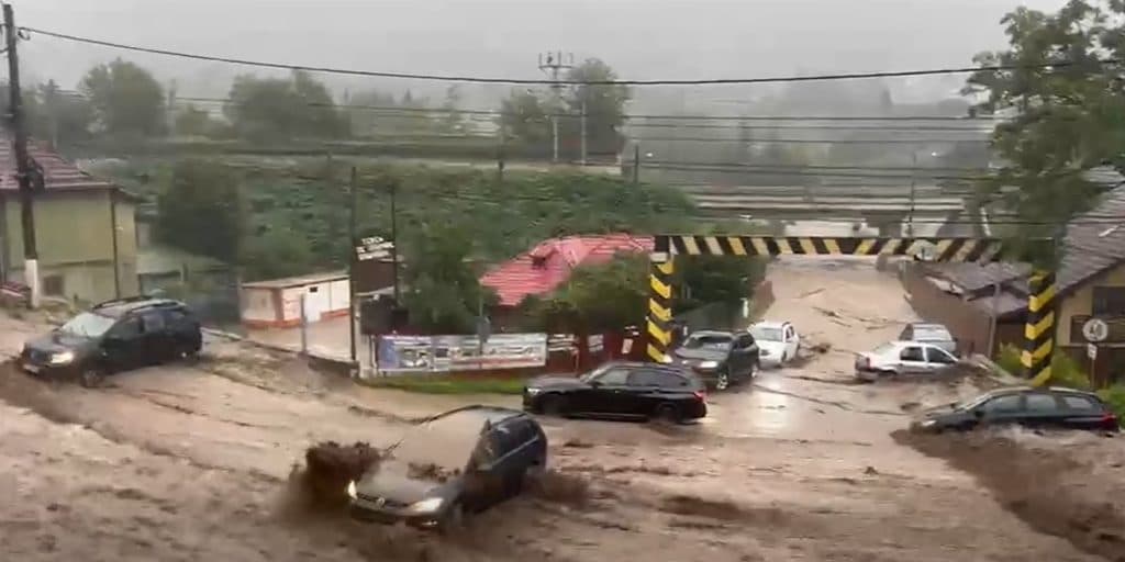 O rupere de nori blochează staţiunea Buşteni din cauza viiturilor