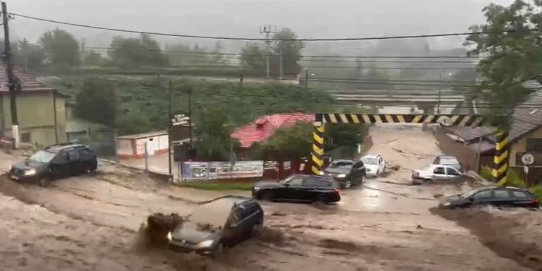 O rupere de nori blochează staţiunea Buşteni din cauza viiturilor