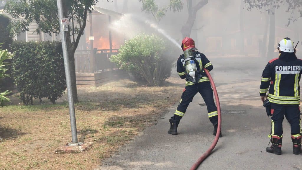 Pompierii români evacuează butelii GPL din campingul din Franța