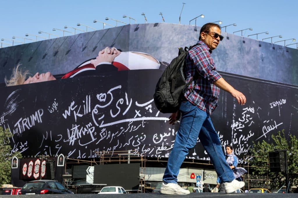 Un panou uriaș din Teheran îl reprezintă pe Trump într-un sicriu