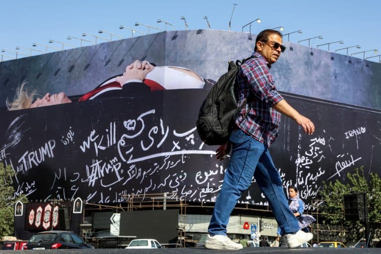 Un panou uriaș din Teheran îl reprezintă pe Trump într-un sicriu
