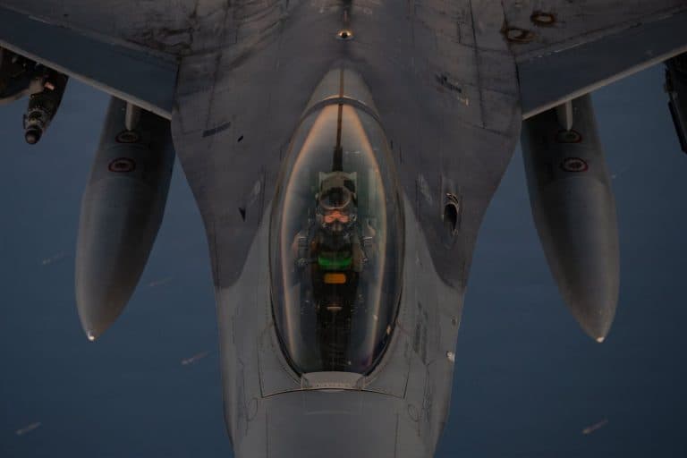 SUA atacă ținte în Iran, iar Teheranul închide strâmtoarea Ormuz