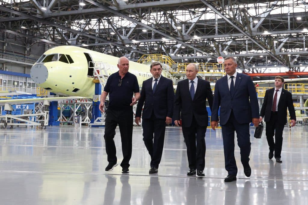Vladimir Putin efectuează o vizită neanunțată într-o uzină din Siberia