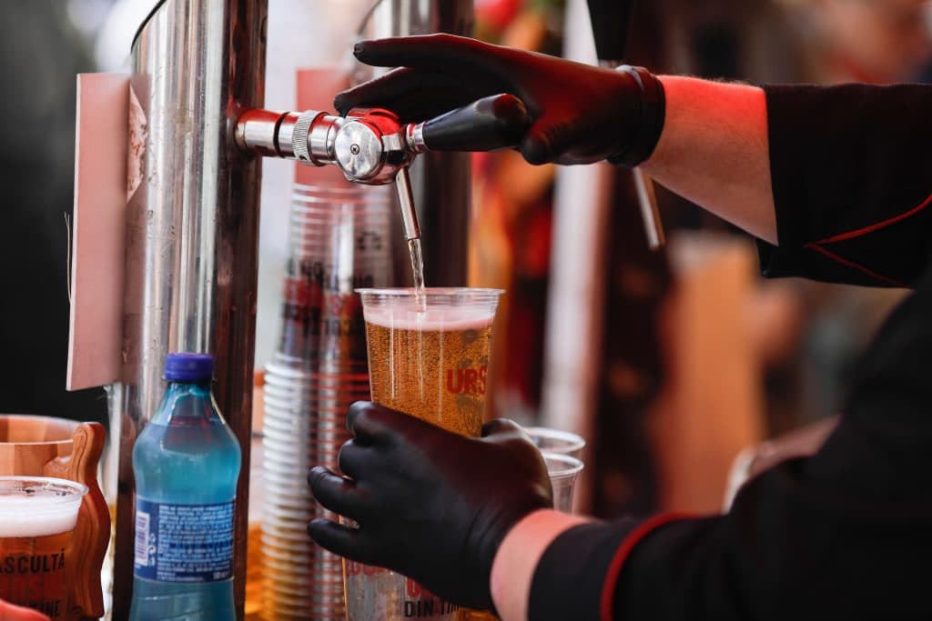 Nicușor Dan a promulgat legea ce permite consumul de alcool pe stadioane