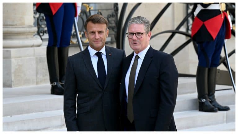 Emmanuel Macron i-a decernat lui Keir Starmer Legiunea de Onoare