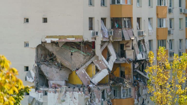 Primăria Capitalei începe lucrările la blocul din Rahova distrus