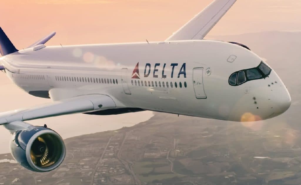 Un avion delta air lines a intrat în contact cu artificii la chicago