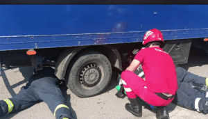 O femeie cu un copil în braţe a fost lovită de un camion