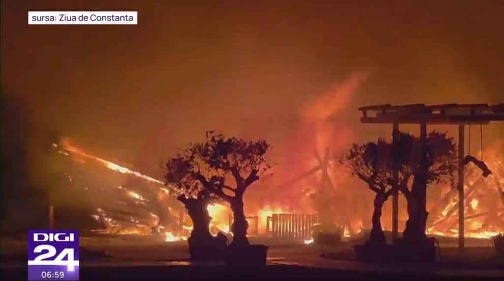 Un incendiu violent a devastat un beach bar din Mamaia