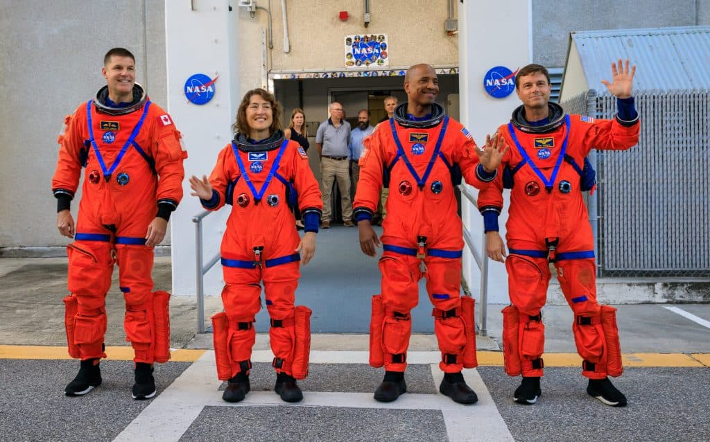 Trump decorează astronauții misiunii Artemis II pentru un zbor istoric