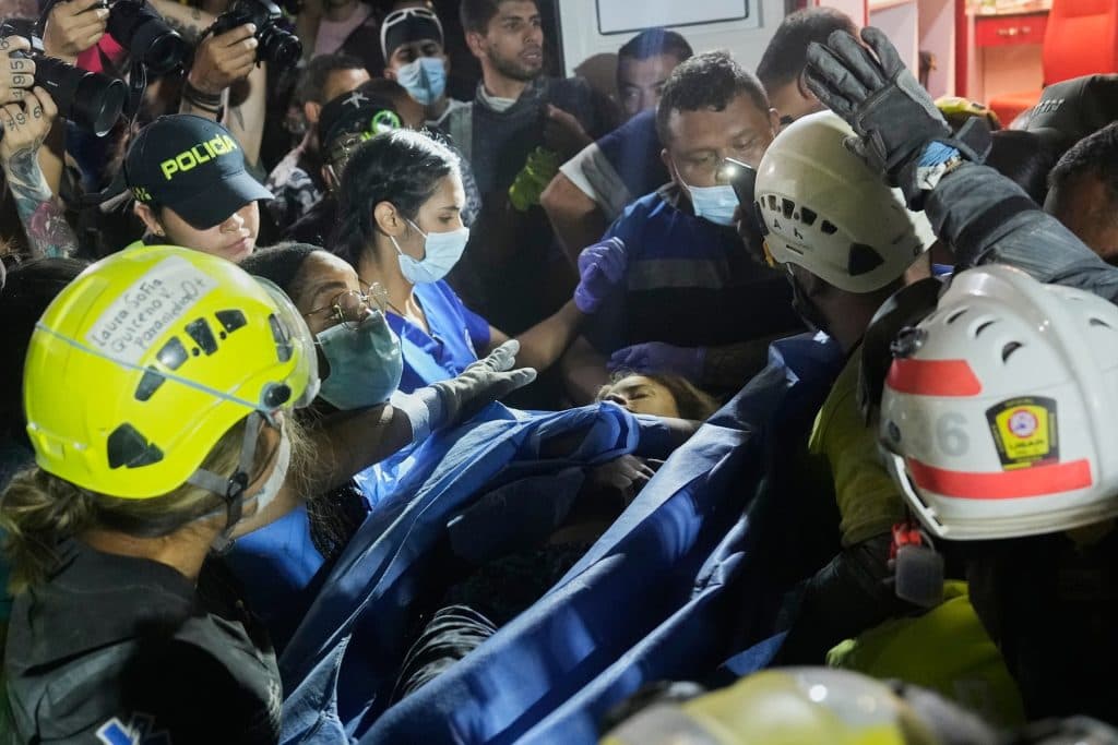 Femeia care a supraviețuit 37 de ore sub dărâmături a murit