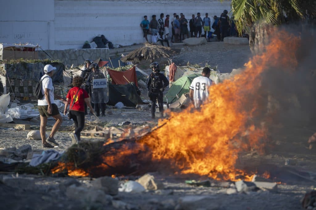 Violențe în Ceuta: Adăposturi improvizate ale migranților, incendiate în timpul confruntărilor cu poliția