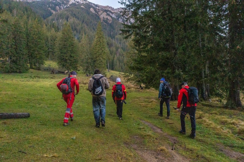 Salvamontiştii din Sibiu au salvat un parapantist blocat într-un copac