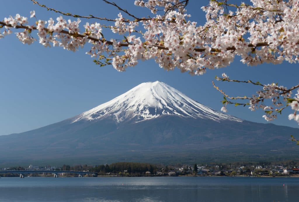 Un alpinist japonez își abandonează fiul pe Muntele Fuji