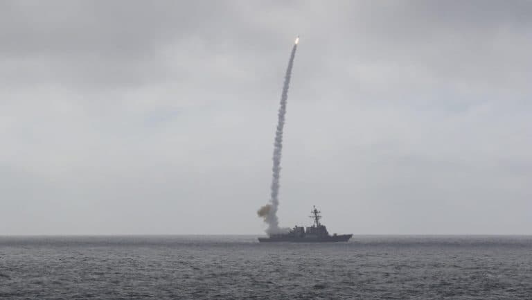 Forțele americane atacă lansatoare de rachete iraniene în Strâmtoarea Ormuz