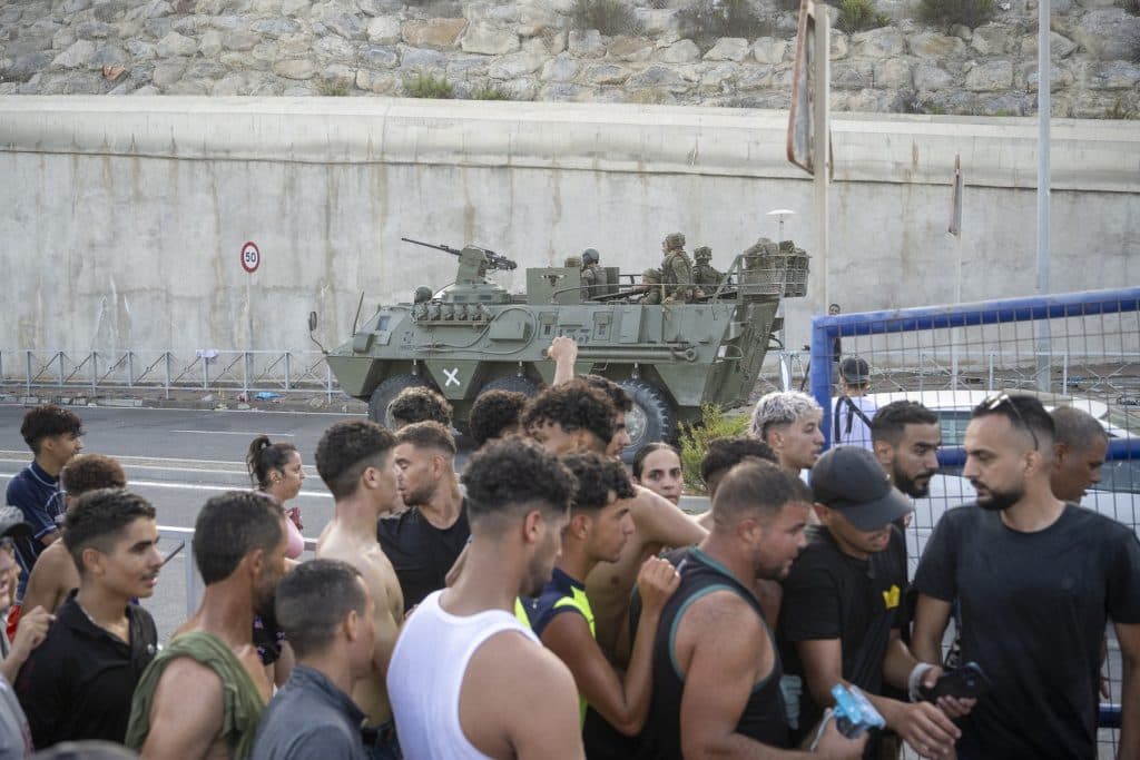 Mobilizarea pe rețele sociale a determinat migranții să treacă în Ceuta