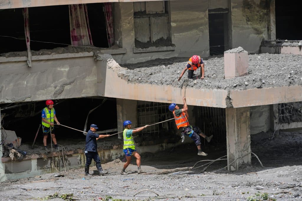 Evacuare de urgență în Nepal: un director salvează 900 de elevi înainte de viitură