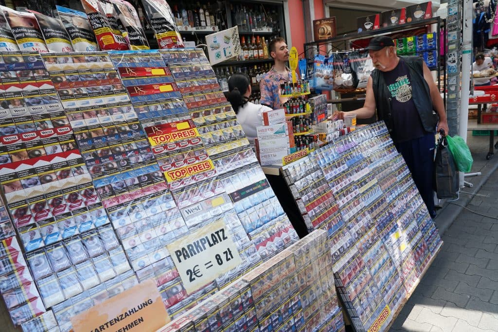 Românii trebuie să respecte noi reguli la cumpărarea de țigări și alcool