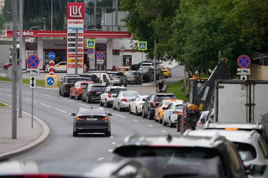 Criză de carburant în Rusia: cozi la benzinării și probleme tot mai mari cu aprovizionarea