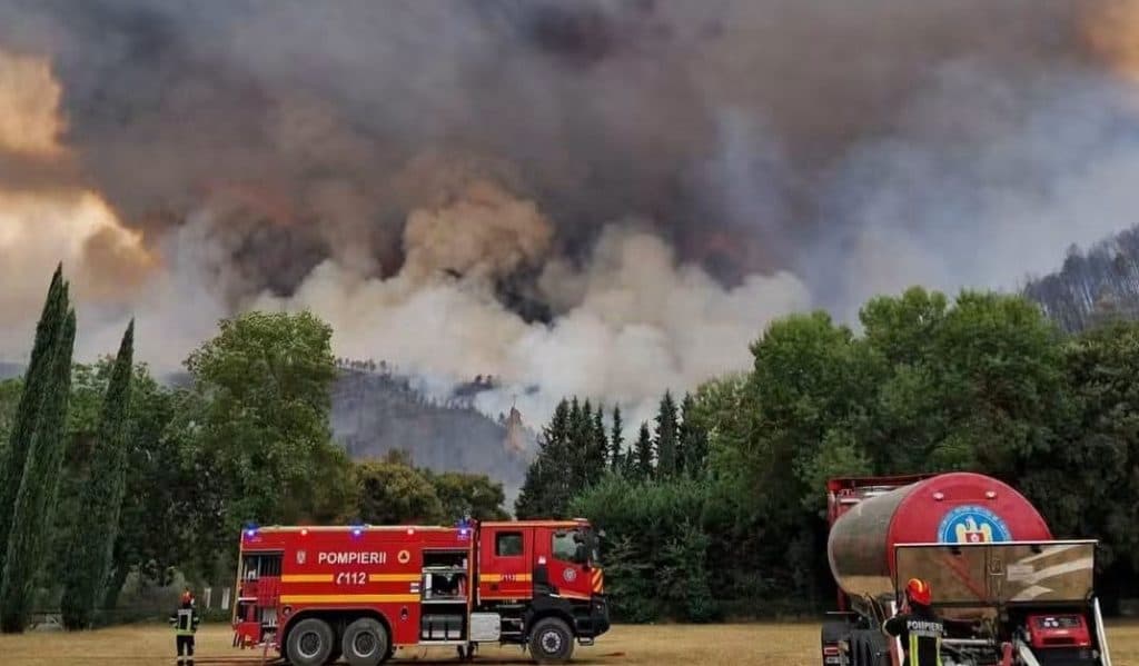 Incendiul de vegetație din Reșița s-a reaprins, pompierii intervin