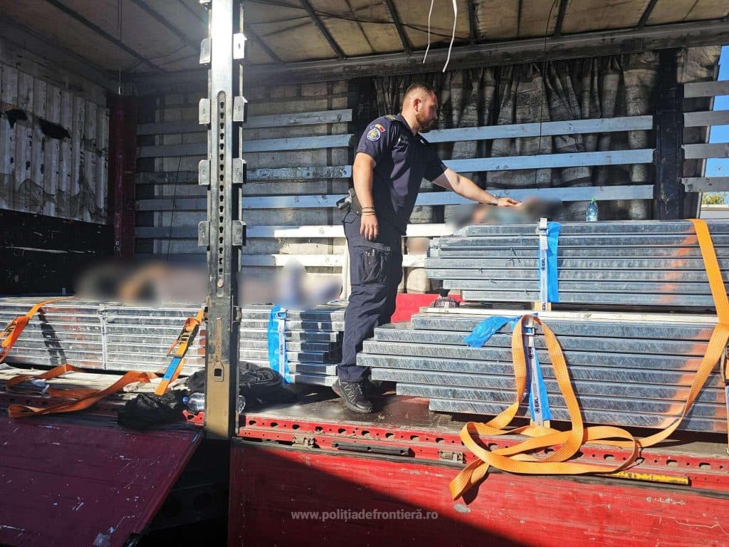 Doi migranți marocani, găsiți leșinați într-un TIR în România