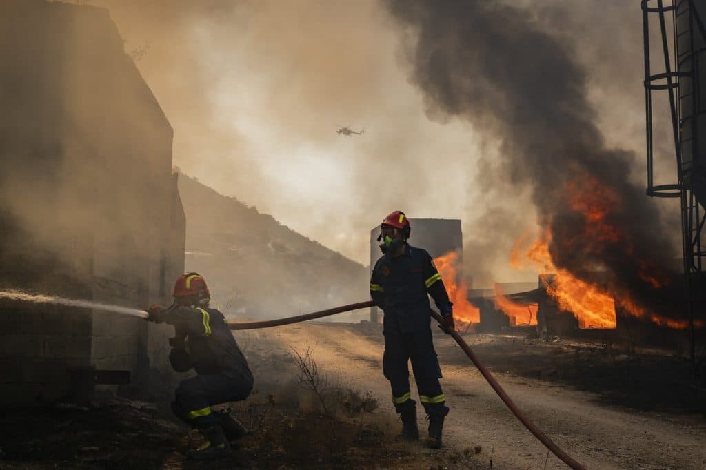 Un nou incendiu de pădure a izbucnit în Grecia, evacuarea turiștilor
