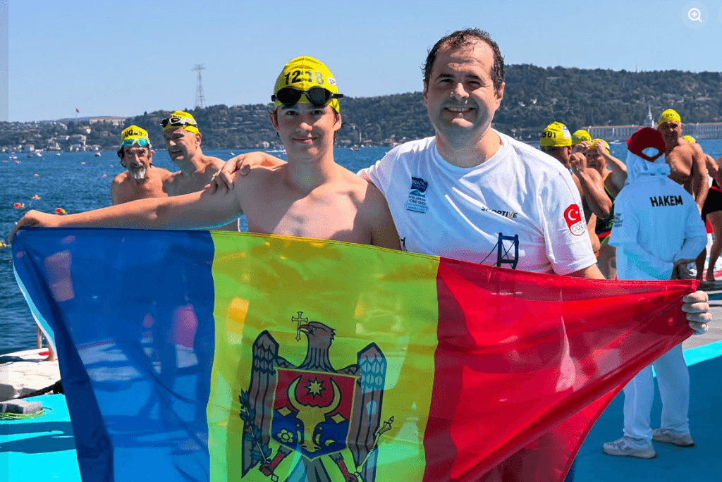 Vasile Tofan a traversat înot Bosforul alături de fiul său