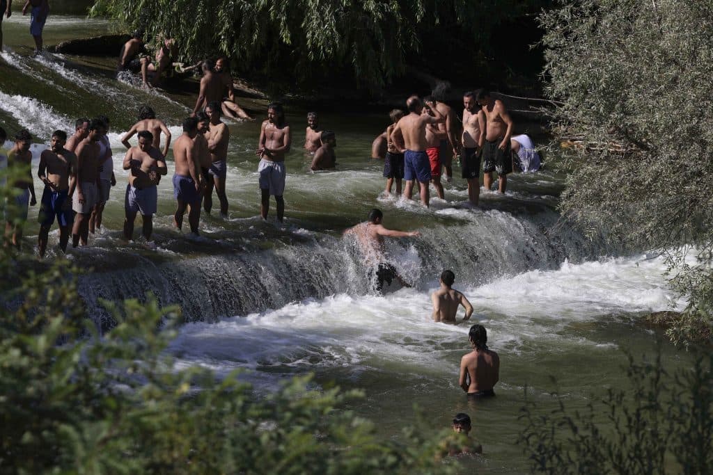 Muncitorii străini se distrează alături de localnici pe râu