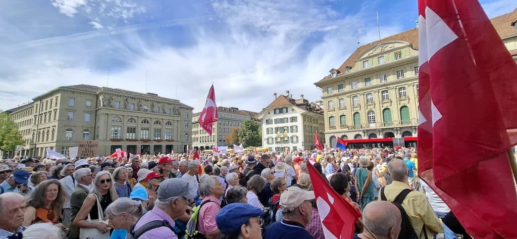 Aproape o mie de elvețieni protestează pentru neutralitate în fața cooperării cu NATO