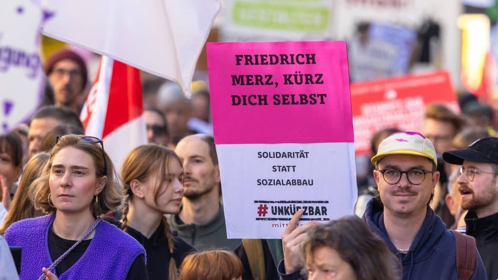 Proteste de amploare în Germania împotriva reducerii BENEFICIILOR SOCIALE