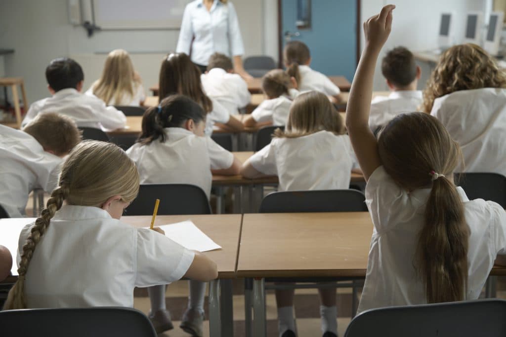 Uniformele școlare, obligatorii doar pe hârtie: părinți, profesori și elevi își exprimă opiniile