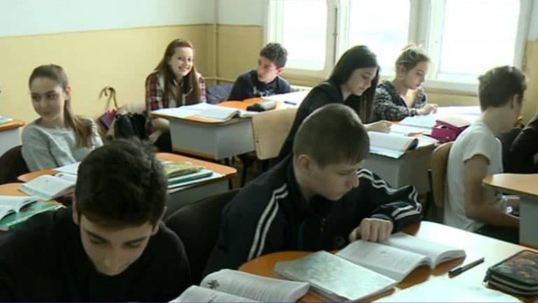 Proiect de lege controversat: Alocațiile copiilor ar putea depinde de prezența la școală