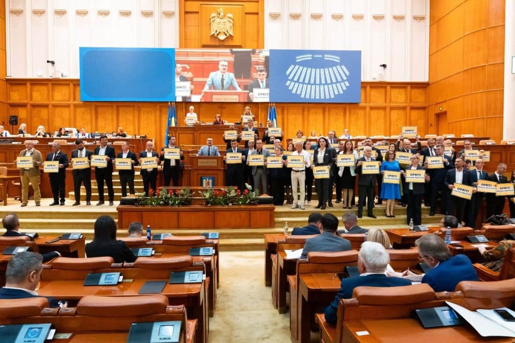 Protest AUR în Parlament după audierile lui Călin Georgescu