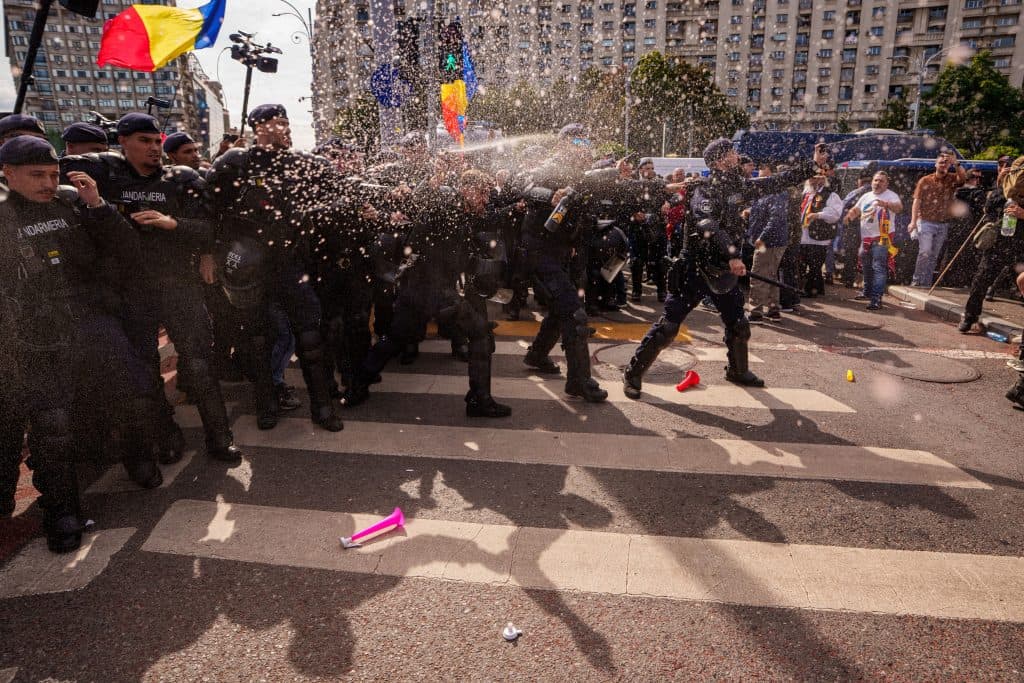 Prefectul Capitalei: Protestul din Piaţa Victoriei, provocat de huligani