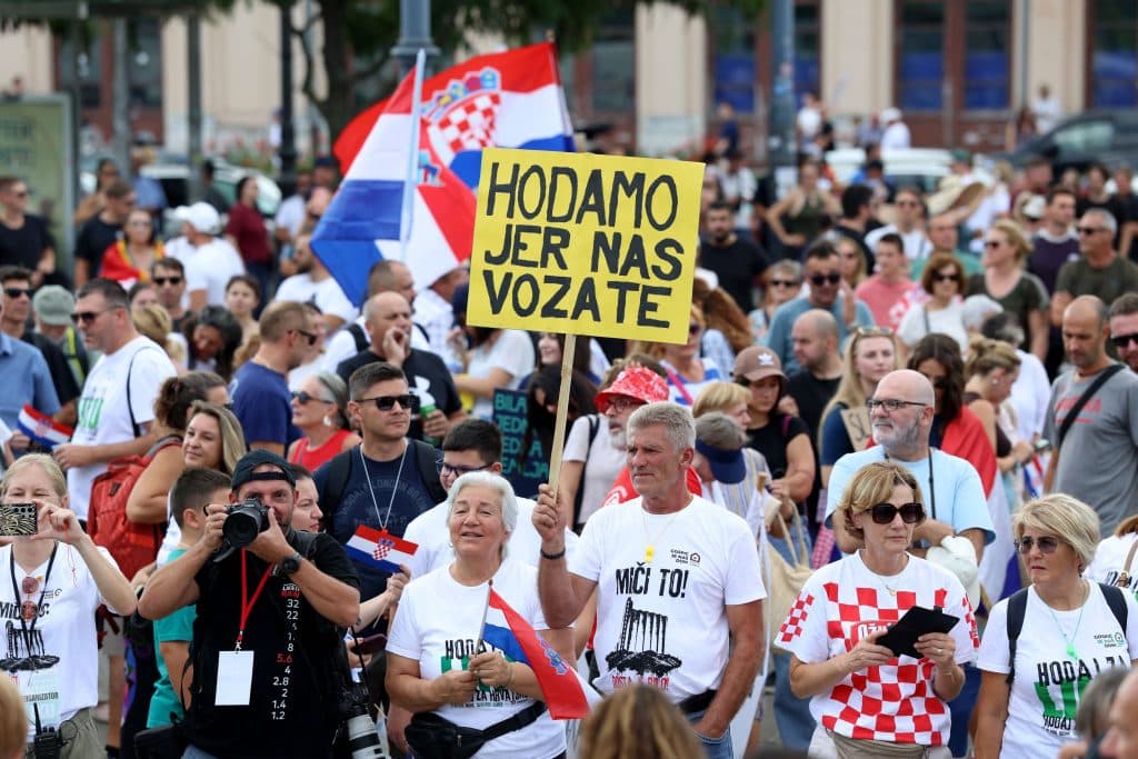 Mii de oameni protestează în Zagreb împotriva depozelor ilegale de deșeuri toxice