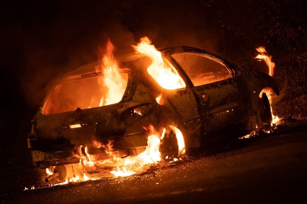 Preot din Bihor, acuzat de incendierea unei mașini pentru a demonstra că este persecutat