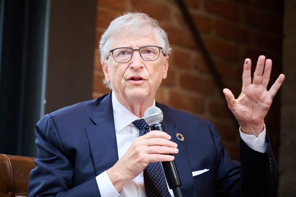 Bill Gates: Inteligența artificială necesită reglementare pentru a preveni distrugeri masive