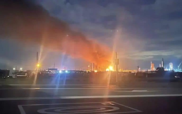 O rafinărie majoră din Rusia își oprește activitatea din cauza unui atac cu drone ucrainene