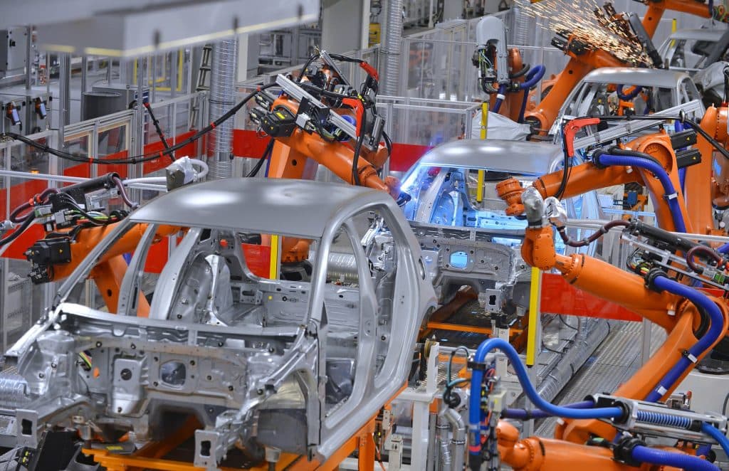 Număr record de roboți în fabricile lumii: 5 milioane în 2025