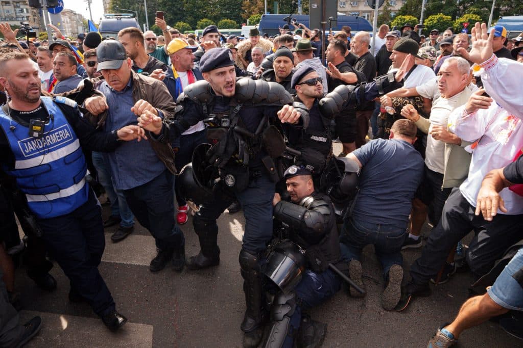 În urma protestului din Piaţa Victoriei, cinci persoane au fost reţinute de Jandarmerie