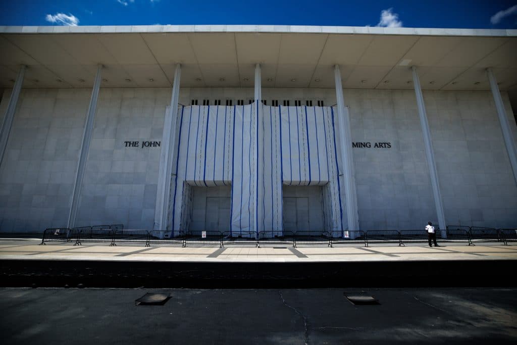 Judecătorul suspendă redenumirea Centrului cultural Kennedy în onoarea lui Trump