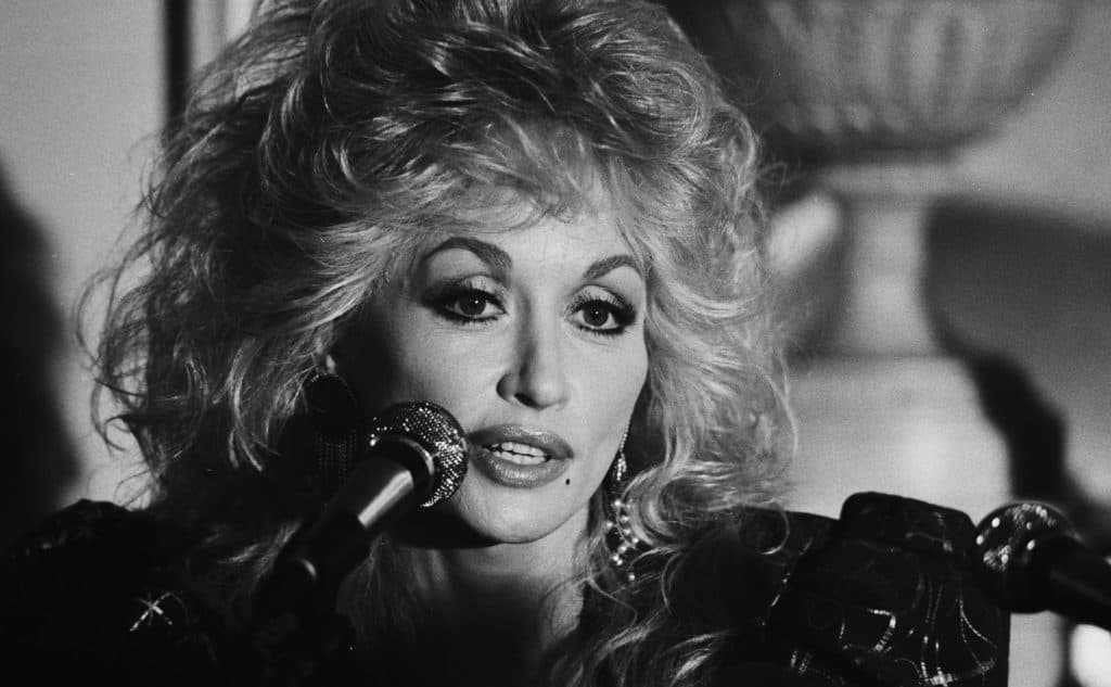 Sora lui Dolly Parton condamnă imaginile false generate de AI după moartea artistei