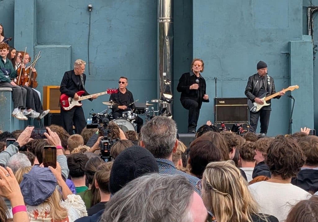 U2 celebrează 50 de ani de existență printr-un concert-surpriză la liceul lor