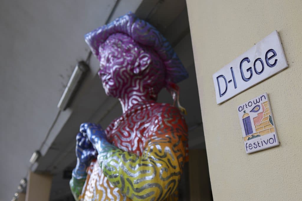 Controversa statuiei „Domnul Goe” colorate în curcubeu la Ploiești