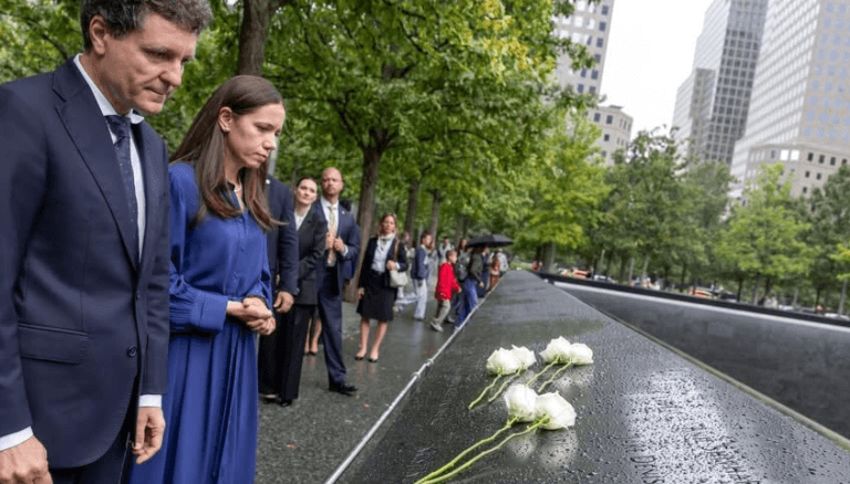 Nicuşor Dan și Mirabela Grădinaru, omagiu la Memorialul 9/11 din New York