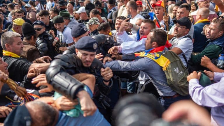 Încă patru instigatori de la protestul din Piața Victoriei, arestați pentru 30 de zile