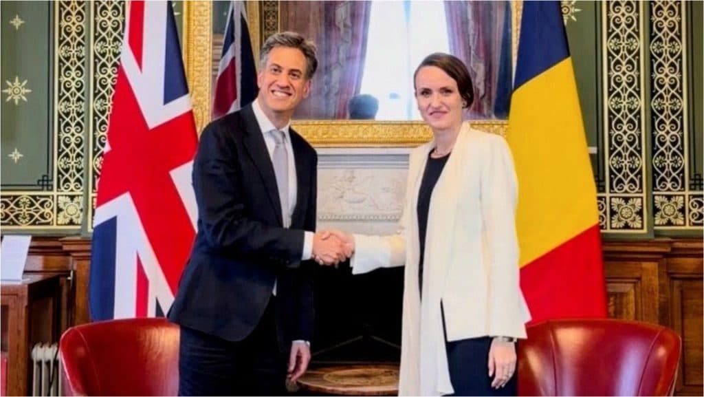 Oana Ţoiu a discutat cu Ed Miliband despre diaspora română la Londra